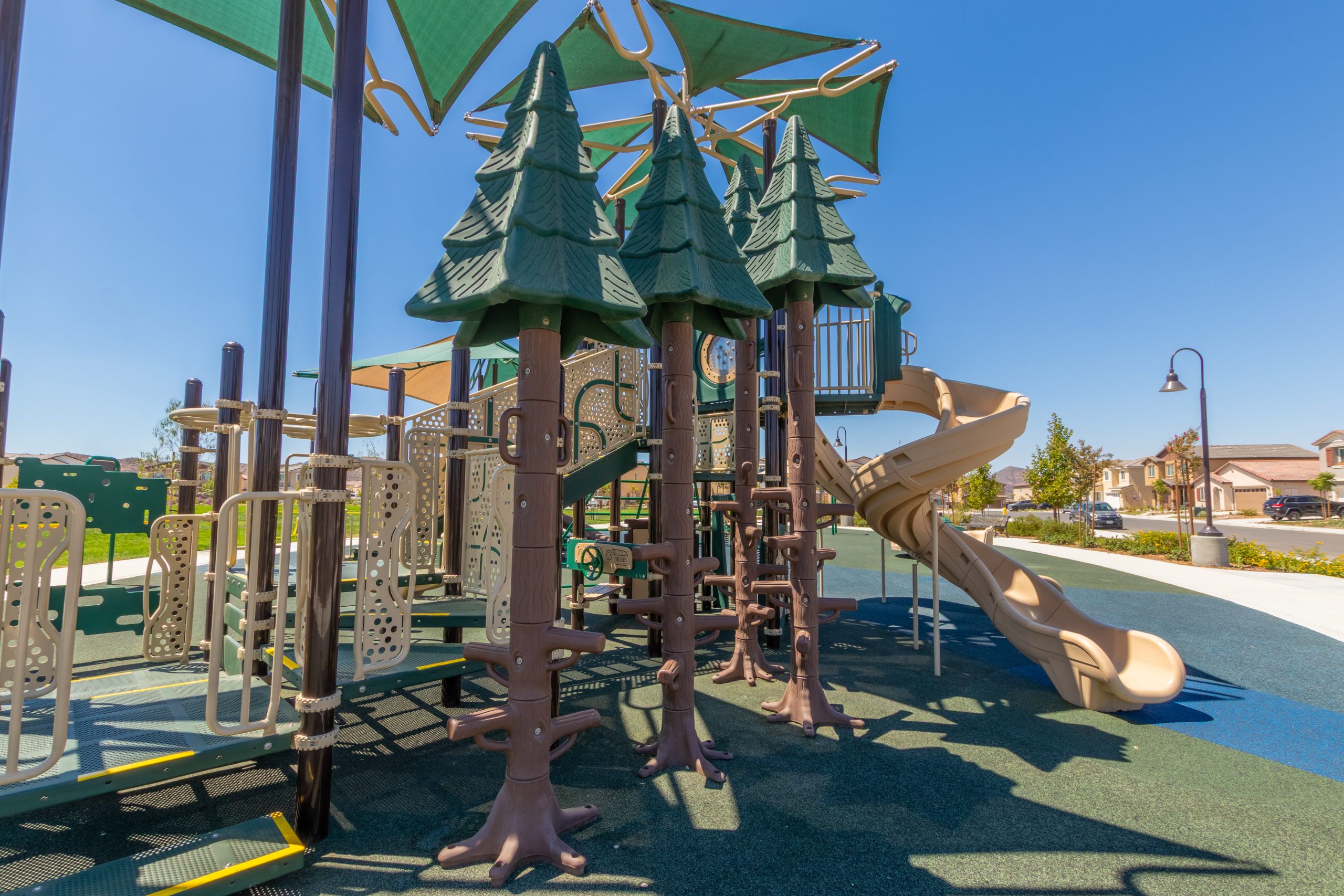 A Nature-Inspired Playground for Winchester Families La Pradera South Park brings the outdoors into play with a rich brown and forest green color palette, accented by forest tree-inspired structures that spark imagination and adventure. The playground features two separate play areas, each designed to offer something unique for children of all ages.